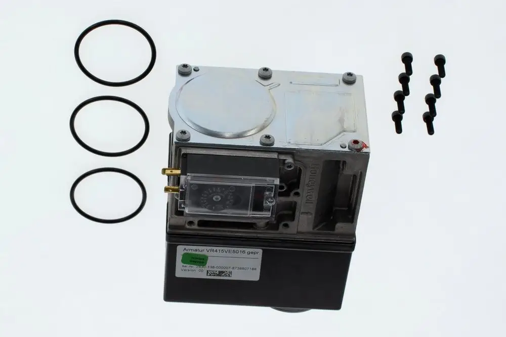 Bosch Gasarmatur mit Montageplatte, Anschlussstecker und mehreren O-Ringen sowie Schrauben auf weißem Hintergrund.
